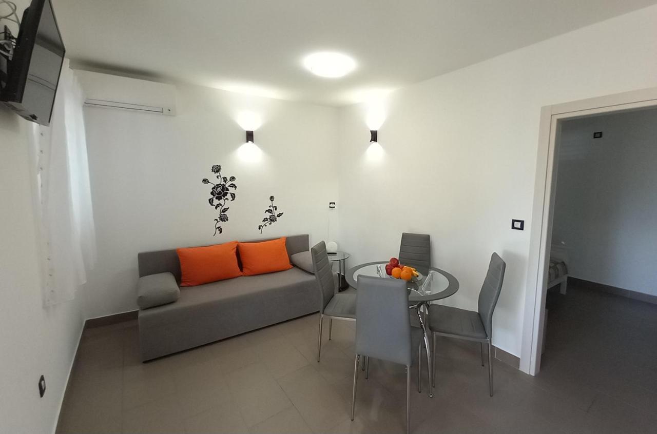 Apartmani Nizic ヤドラニヴォ エクステリア 写真